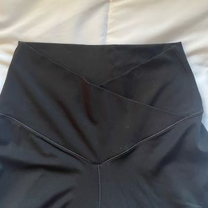Aerie Crossover leggings in black. Size medium.
